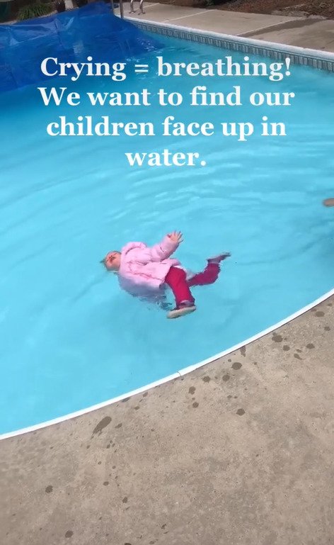 Roční holčička „bojovala o přežití“ v péřovce a plenkách. Na sítích se strhla debata, jestli zrovna takhle učit děti plavat.