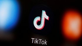 TikTok je oblíbená sociální síť mezi mladými. Má čínské majitele, což vzbuzuje diskuze.