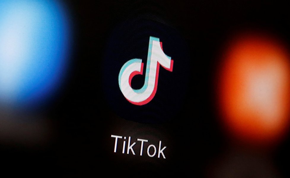 TikTok je oblíbená sociální síť mezi mladými. Má čínské majitele, což vzbuzuje diskuze.