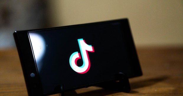 TikTok smazal některé falešné účty, které měly za cíl ovlivnit volby v Česku