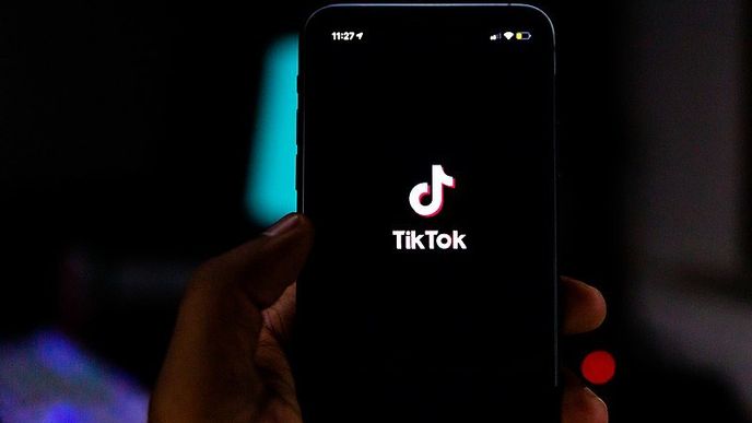 3. TikTok netřeba představovat, tato zejména mezi mladými lidmi populární sociální síť je však často terčem kritiky za neproduktivní trávení času či bezpečnostní rizika. Po oznámení Donalda Trumpa, že službu v USA zakáže, přišel Instagram s podobnou funkcí Reels. TikTok je totiž založen na krátkých chytlavých videích, které  Instagram přejal.