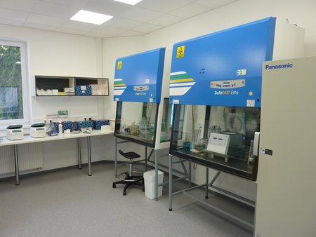V této laboratoři 15 km od Prahy otestovali několik lidí na koronavirus, dva případy byly pozitivní.