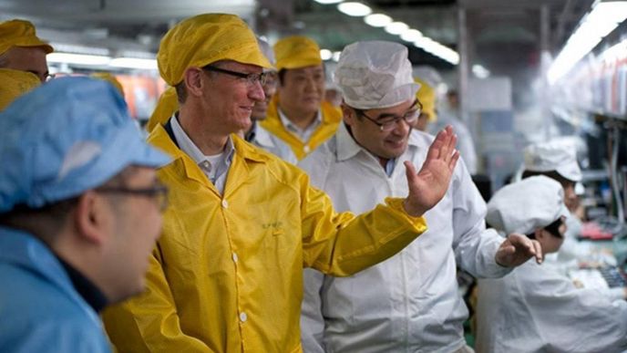 Šéf Applu Tim Cook na inspekci v čínské továrně