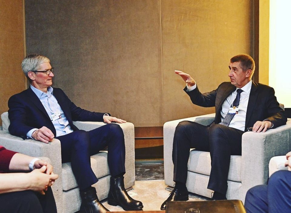 Tim Cook a Andrej Babiš na schůzce v Davosu
