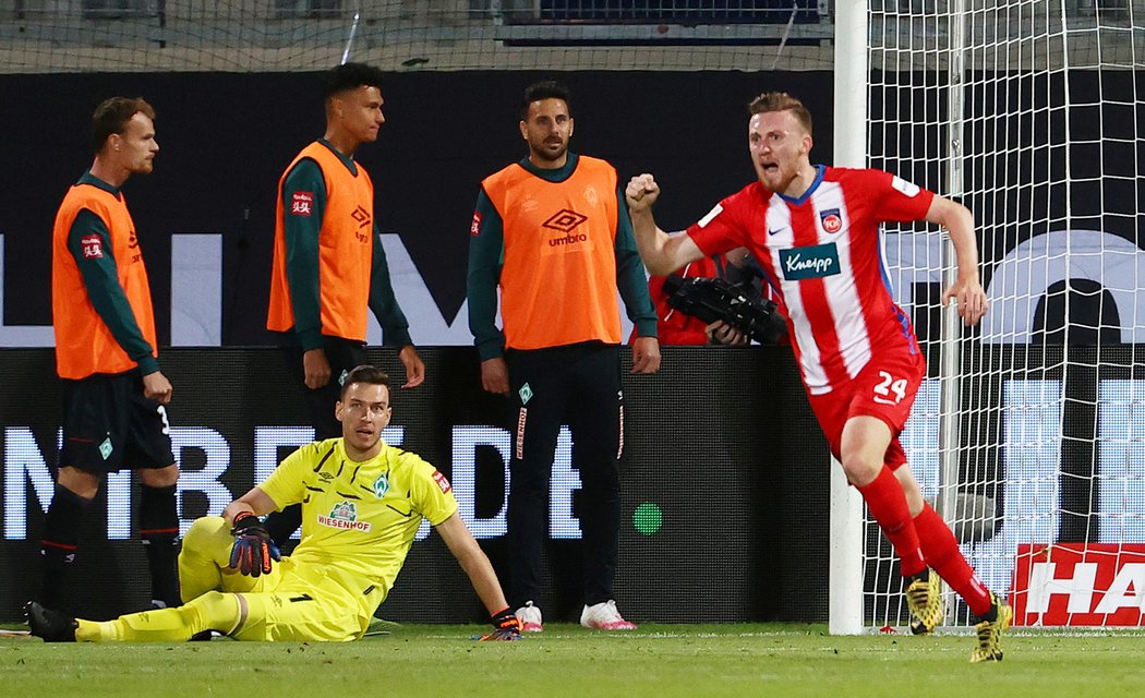 Tim Kleindienst z Heidenheimu překonal Jiřího Pavlenku a srovna na 1:1