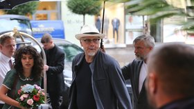 Největší hvězda Varů dorazila na místo činu: Tim Robbins se chránil před deštěm kloboukem
