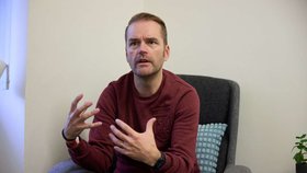 Už mnohokrát s ním i čeští čtenáři hledali zmizelé, chvěli se napětím i očekáváním nad jeho knihami s hrdinou Davidem Rakerem. Tim Weaver, britský bestsellerový autor, je v roce 2024 přijel pozdravit do Prahy a do Brna.