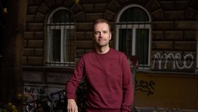 Už mnohokrát s ním i čeští čtenáři hledali zmizelé, chvěli se napětím i očekáváním nad jeho knihami s hrdinou Davidem Rakerem. Tim Weaver, britský bestsellerový autor, je v roce 2024 přijel pozdravit do Prahy a do Brna.