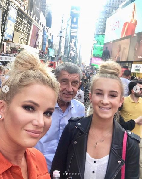 Premiér Andrej Babiš (ANO) se svou ženou Monikou a dcerou Vivien na rušném Times Square