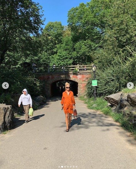 Monika Babišová si největším parkem ve Spojených státech v New Yorku vykračovala v oranžové róbě
