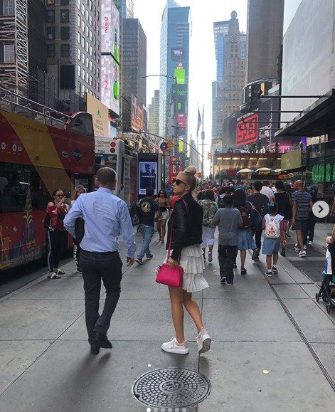 Premiér si vykračuje s dcerou Vivien po ulicích nejznámějšího města v USA.