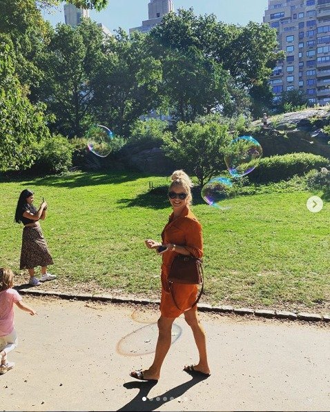 Monika Babišová si největším parku ve Spojených státech v New Yorku vykračovala v oranžové róbě