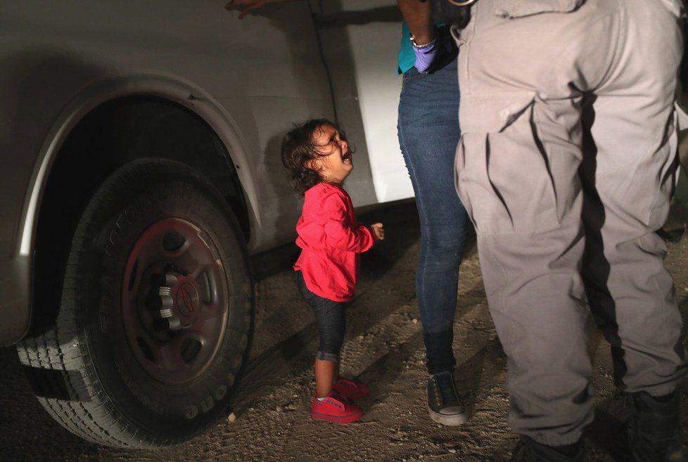 Snímek vyfotil fotograf agentury Getty John Moore 12. června. Na fotce je plačící Yanela ve chvíli, kdy její matku Sandru vyslýchá americká imigrační policie.