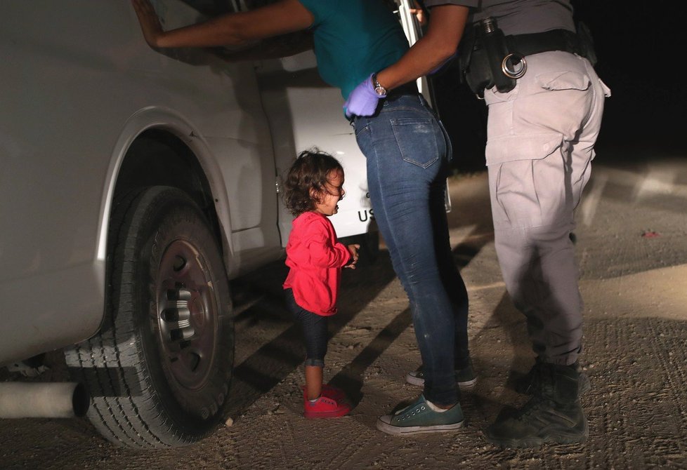 Plačící Yanela Hernandezová (2). Její matku prohledává imigrační policie za hranicemi USA a Mexika.