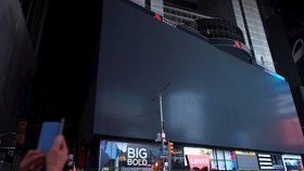 Na Times Square potemněly obří velkoplošné obrazovky,