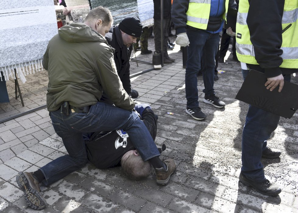 Finský ministr zahraničí Timo Soini se na mítinku stal terčem útoku agresora, který ho chtěl udeřit