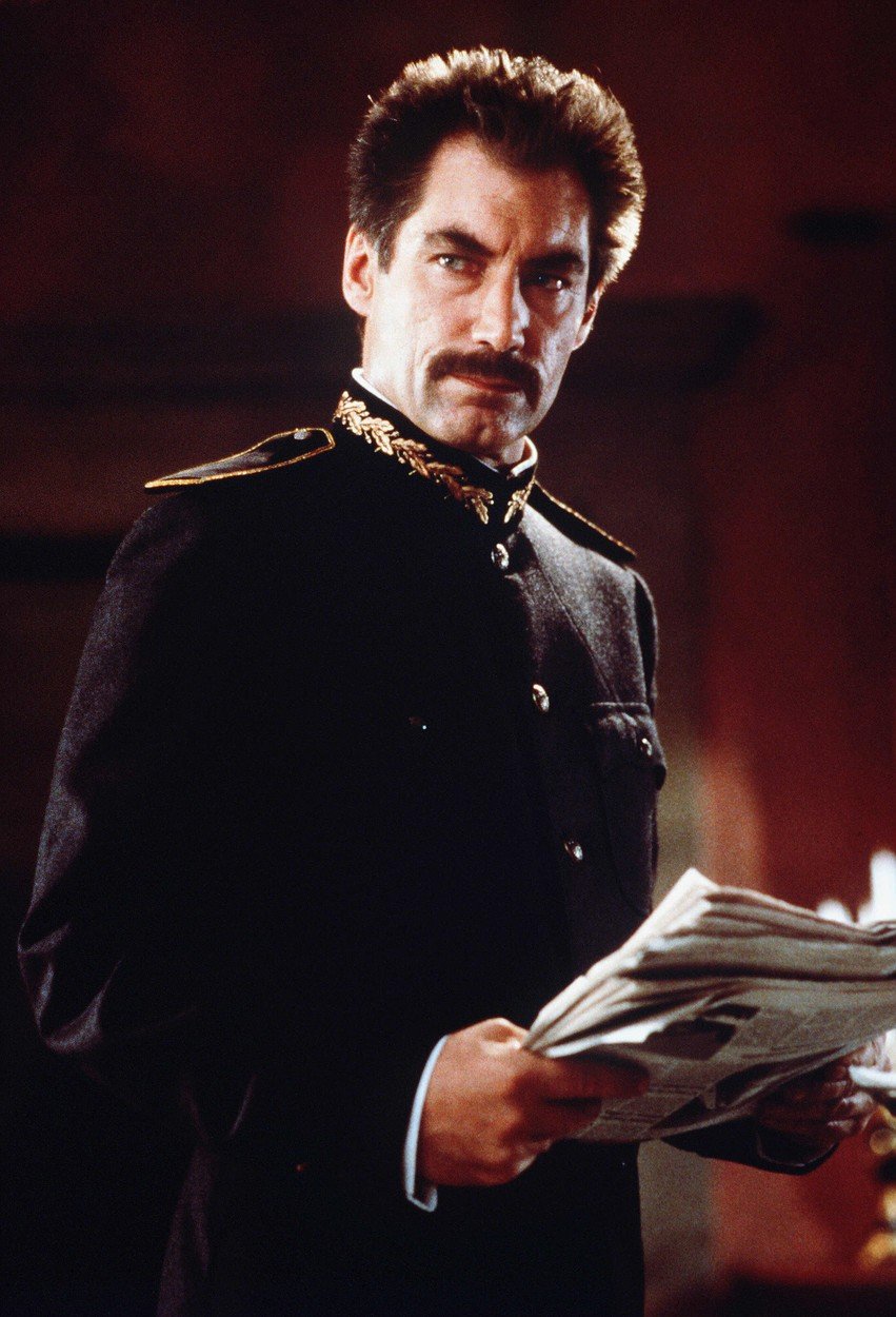 Timothy Dalton ve filmu Kosmetička a zvíře