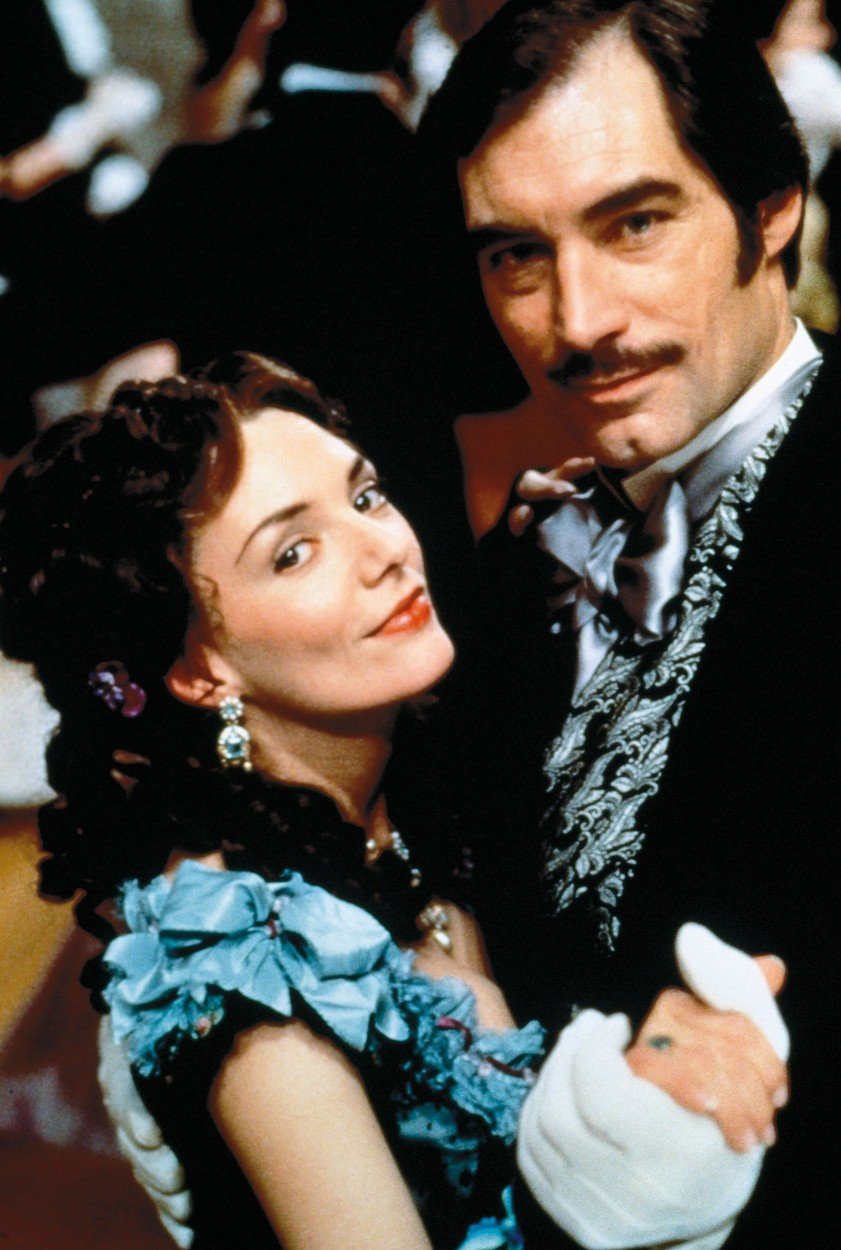 Timothy Dalton ve Scarlett (pokračování Jihu proti Severu).