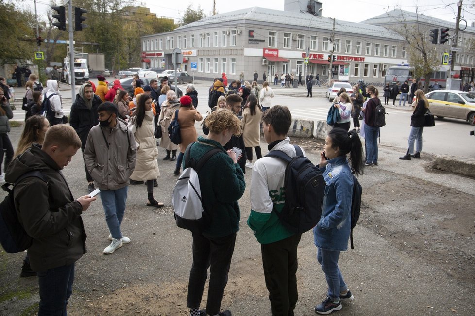 Zraněných na ruské univerzitě je víc, než se udávalo. Jediný vážně zraněný je ale jen sám střelec, amputovali mu nohu.