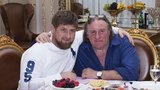 Depardieu v náručí čečenského prezidenta: Francouzům je pro smích 