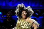Tina Turner řádí na pódiu i ve svých čtyřiasedmdesáti letech.