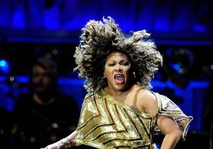 Tina Turner řádí na pódiu i ve svých čtyřiasedmdesáti letech.