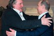 Depardieu a Putin v těsném objetí.