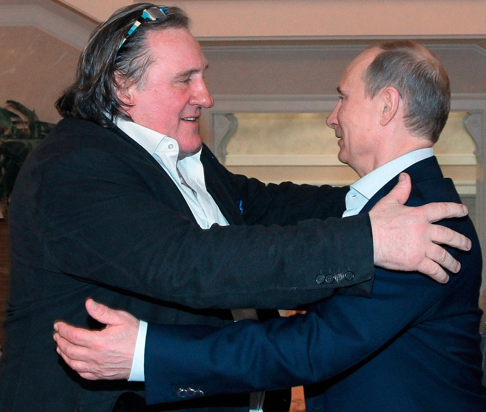 Depardieu a Putin v těsném objetí.