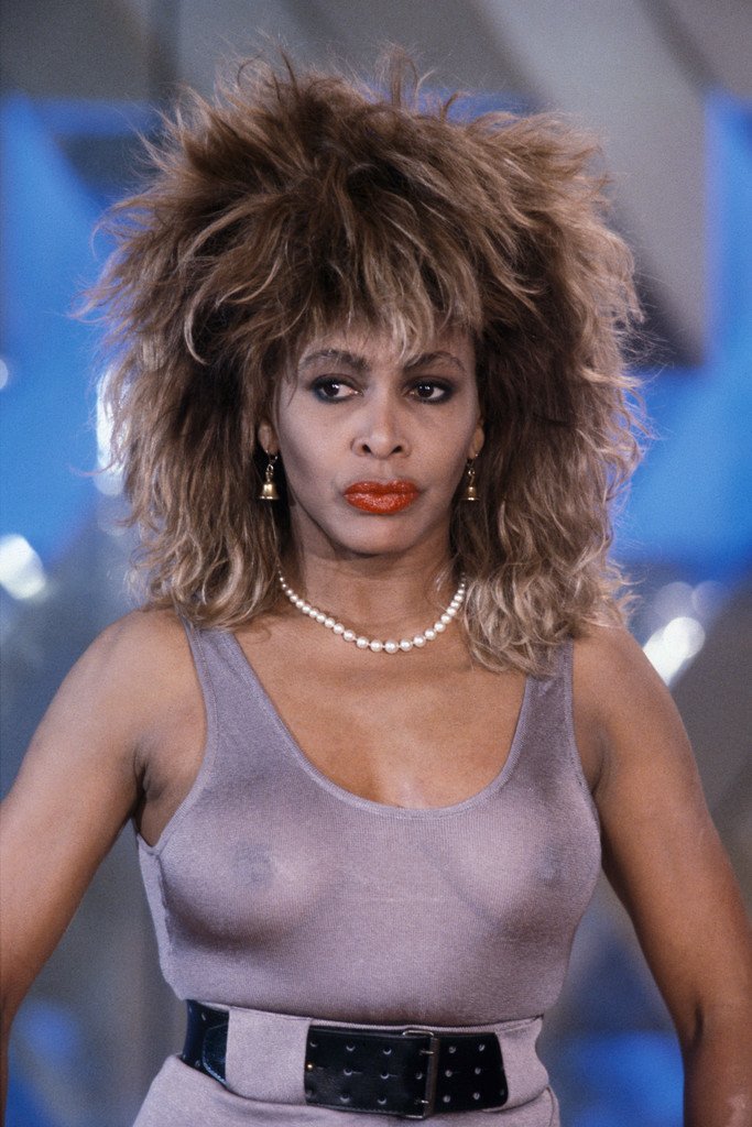 Tina Turner má prsa jak vysoustruhovaná.