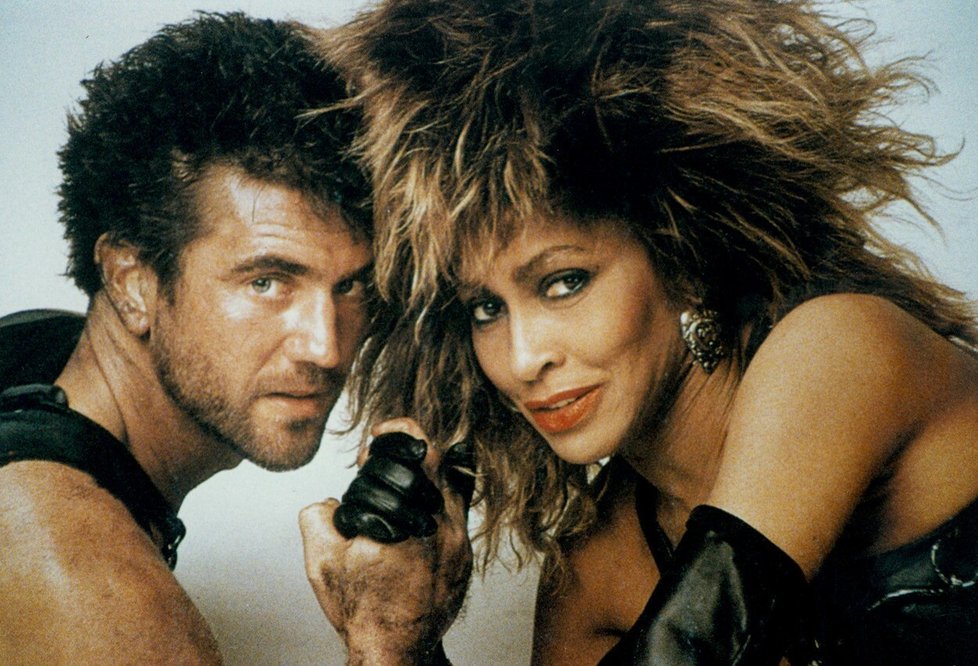 Tina Turner a Mel Gibson ve filmu Šílený Max