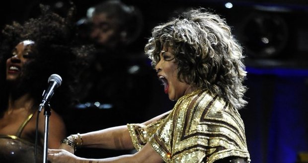 Tina Turner v Praze, na koncertu v O2 aréně. Paruka připomínající lví hřívu, na tělo ulitý overal ze zlatého žerzeje. Síťované punčochy a vysoké štekle... Tina dostala všechny posluchače – bez ohledu na jejich věk.