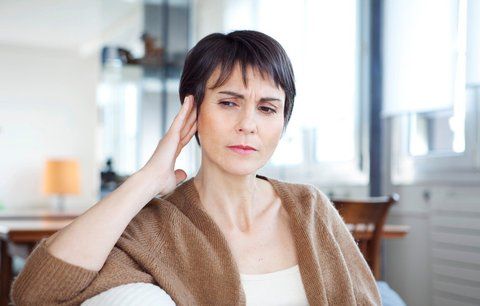 Nekonečné pískání, hučení a šelest v uších: Vědci dávají naději pacientům s tinnitem!
