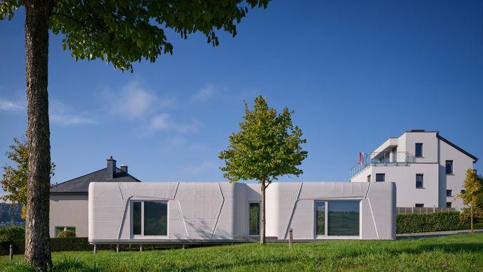 „Na budově jsou vidět šikmá napojení, která vycházejí z dosahu naší tiskárny. Stala se součástí designu budovy, ale jsou to vlastně spoje, kdy se tiskla jedna část na druhou,“ říká architektka Kristýna Uhrová. „Na budově jsou vidět šikmá napojení, která vycházejí z dosahu naší tiskárny. Stala se součástí designu budovy, ale jsou to vlastně spoje, kdy se tiskla jedna část na druhou,“ říká architektka Kristýna Uhrová.