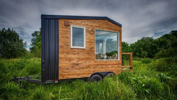 Maličký, a to i na standardy Tiny Houses. Takový je domek Acorn od americké firmy Backcountry Tiny Homes. I přesto však poskytuje plnohodnotné bydlení pro dvě osoby. Interiér je pochopitelně extrémně minimalistický, přesto luxusní.