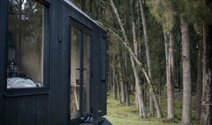 Tiny House č.3 Drobný domek pro dva - Barrington Tops Cabin - využívá solární energie z panelů umístěných na střeše. Minimalismus se vším všudy. Na Airbnb je k pronájmu za necelých pět tisíc korun na noc.
