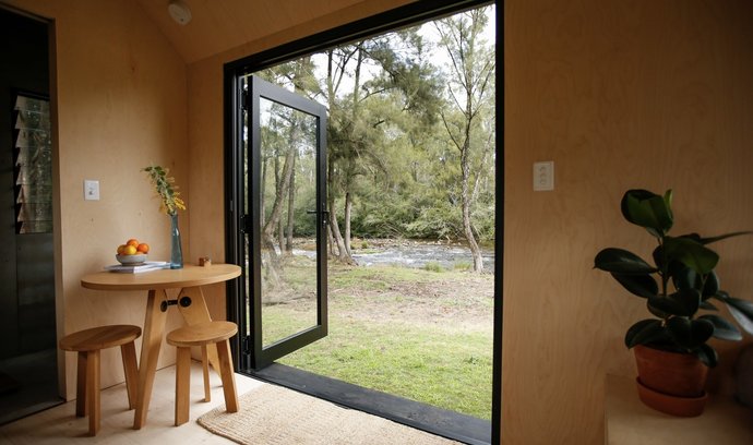 Tiny House č.3 Drobný domek pro dva - Barrington Tops Cabin - využívá solární energie z panelů umístěných na střeše. Minimalismus se vším všudy. Na Airbnb je k pronájmu za necelých pět tisíc korun na noc.