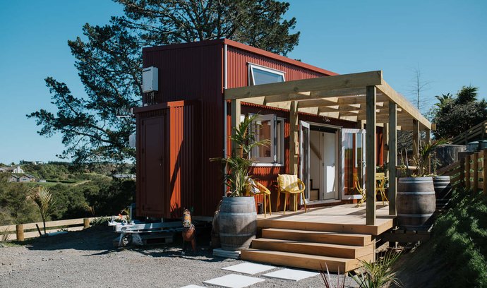 Tiny House č.5 Malý mobilní domek v Napieru na Novém Zélandu, pod kterým je podepsaná firma Build Tiny, je prostorný tak akorát a poskytne střechu nad hlavou až čtyřem osobám.