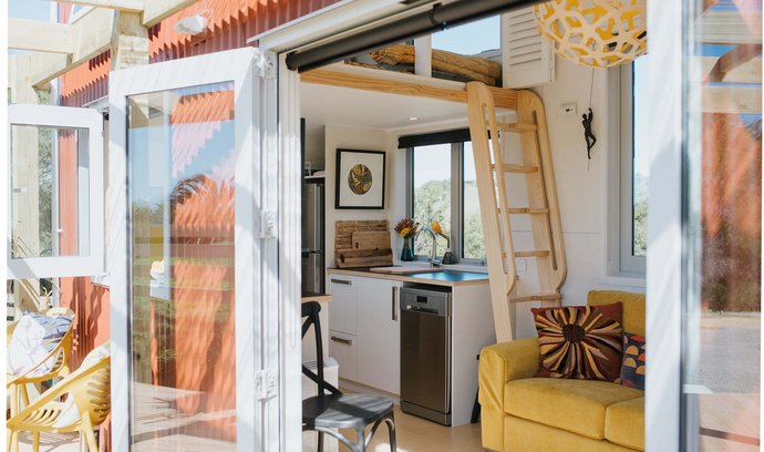 Malý mobilní domek v Napieru na Novém Zélandu, pod kterým je podepsaná firma Build Tiny, je prostorný tak akorát a poskytne střechu nad hlavou až čtyřem osobám.