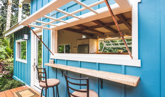 Tiny House č.7 Dům Oasis Tiny House, obložený modrozelenou malovanou překližkou a kovovou střechou, navrhli a postavili sourozenci Ellie a Dan Madsenovi v Keaau na Havaji.