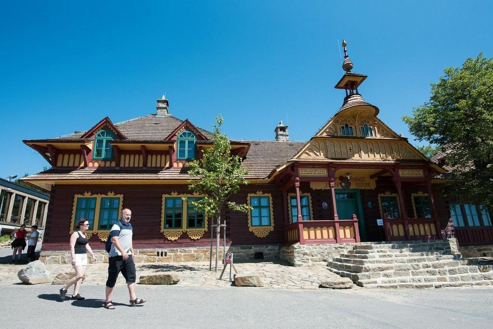 Znovuzrozená chata Libušín opět dostala původní barevnost podle Jurkovičova návrhu.