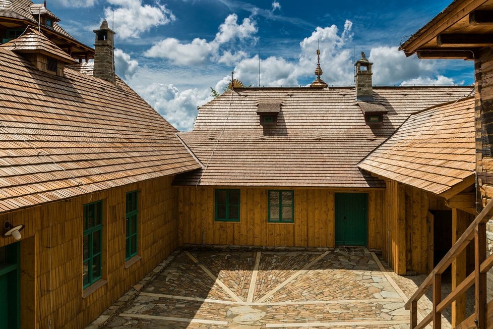 Střechu Libušína kryje tradiční dřevěný šindel.