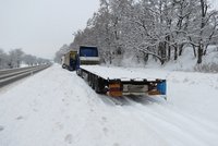 Neuvěřitelná nehoda: Opilý kamioňák poztrácel na dálnici 21 tun nákladu a nevšiml si toho!