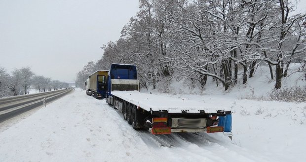 Neuvěřitelná nehoda: Opilý kamioňák poztrácel na dálnici 21 tun nákladu a nevšiml si toho!