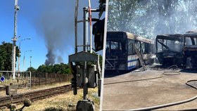 Požár v areálu kovošrotu na Mělnicku: Hoří vraky autobusů!