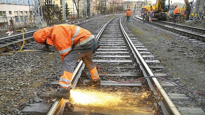 Tisíce pražců. Železničáři zatím přesně nevědí, kolik pražců budou na údržbu potřebovat