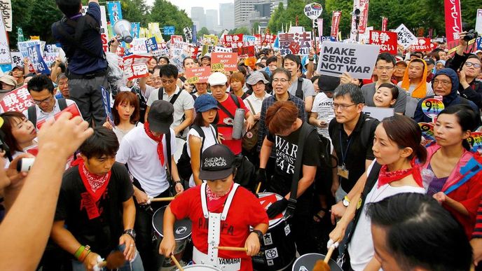 Tisícové protesty proti vládním návrhům na změnu ústavy v Tokiu probíhají celé léto. Také včera
demonstranti skandovali „Ne válečným zákonům!“, „Zrušte je!“ a ozývaly se i výzvy k odstoupení premiéra Abeho