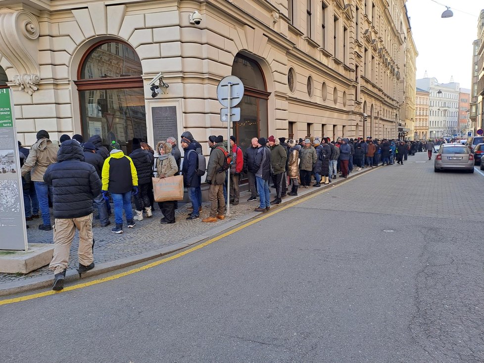 Průběh fronty na tisícikorunu v Brně. Sahala napříč takřka celým historickým cenrem města, od Velkého Špalíčku na Dominikánském náměstí až po budovu ČNB v Rooseveltově ulici.