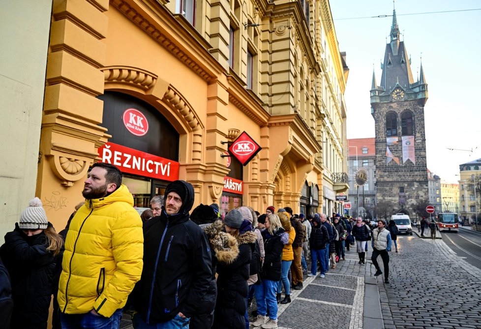 Praha: Speciální tisícikorunová bankovka s přítiskem ke 30. výročí rozdělení československé měny. Lidé kvůli ní stojí fronty v mrazu.