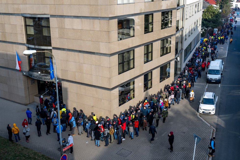 Hradec Králové: Speciální tisícikorunová bankovka s přítiskem ke 30. výročí rozdělení československé měny. Lidé kvůli ní stojí fronty v mrazu.