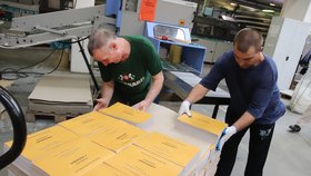 Břeclavská tiskárna chrlí volební lístky: Pro volby jich připravuje 11,5 milionu sad